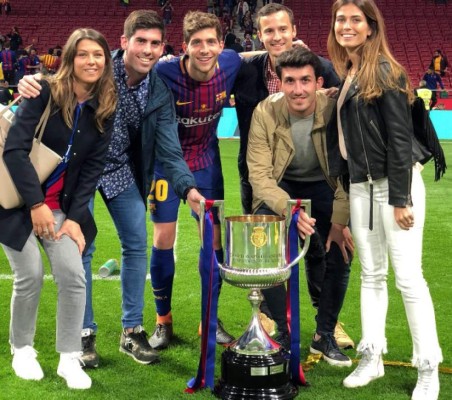 En fotos: Así celebraron las esposas e hijos de los jugadores del Barcelona la Copa del Rey ¿Y Shakira?