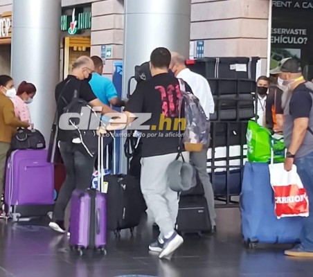 ¡Se fue mudo y con todas sus maletas! Las imágenes de la partida del técnico Fabián Coito