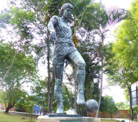 ¿Cuál se parece más? Las estatuas en honor a futbolistas históricos