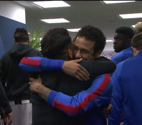 Las imágenes que no se vieron por TV: El saludo de Alves a Messi y Neymar