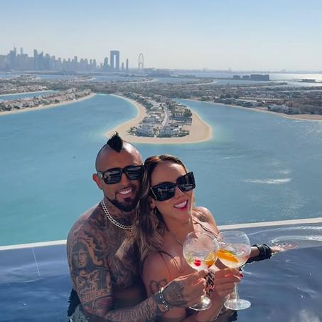 Arturo Vidal se fue a Medio Oriente con su exuberante novia y así fue recibido: “Vacaciones con mi mamacita”