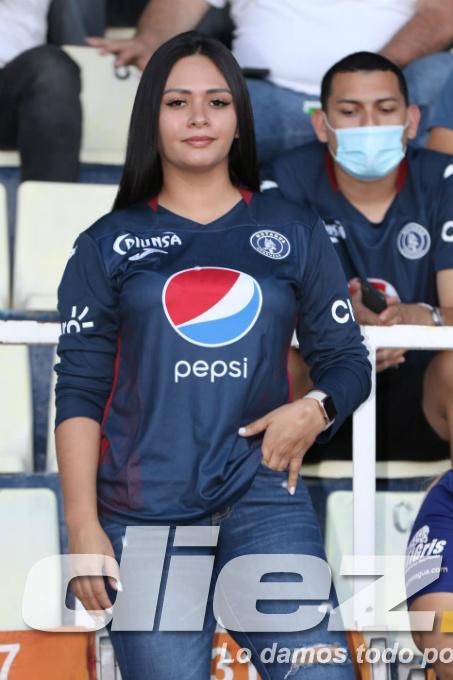 FOTOS: La tristeza de Diego Vázquez rumbo al camerino, las agresiones a jugadores chapines y la chica motagüense que hizo explotar el palco