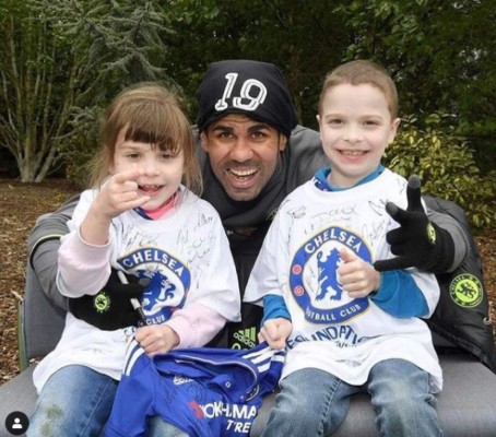 Encuentran fotos íntimas de Diego Costa y Gabriel Jesús con la misma mujer en una biblia