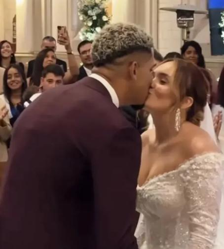 Araujo se casó en una iglesia metodista: su bella esposa, el único jugador del Barça que lo acompañó y la fiesta secreta
