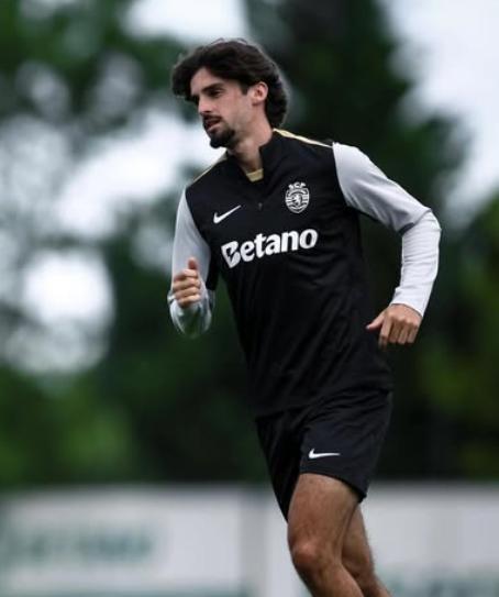 Fue compañero de Messi y revela: “Convivir con él fue raro, me saludaba con un beso, pero después me acostumbré”