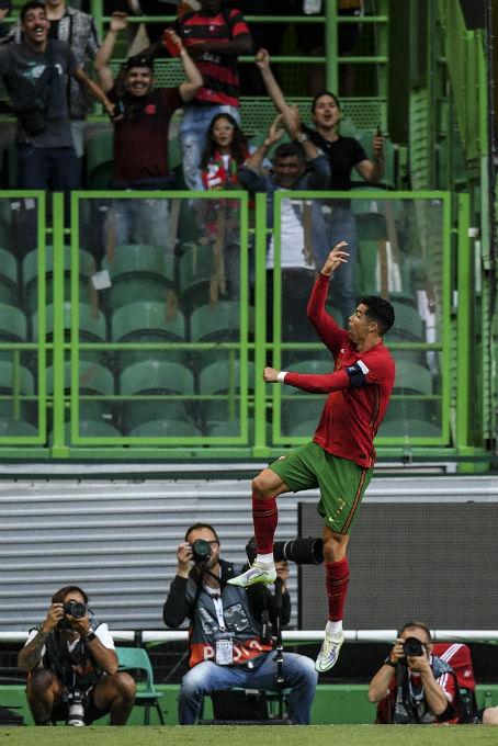 Fotos: Cristiano Ronaldo llega a 117 goles con Portugal gracias a su doblete y su mamá no pudo contener las lágrimas