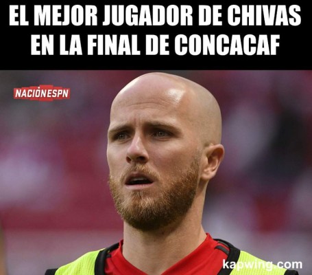 BURLAS: Aficionados de Chivas destrozan al América en los festejos del título