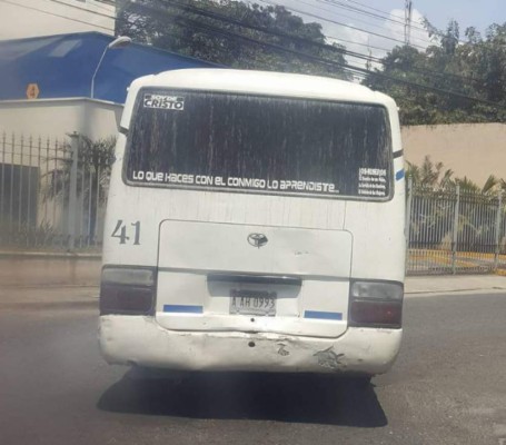 ¡Para morirse de la risa! Los insólitos mensajes que se ven en buses y taxis de Honduras