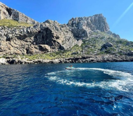 Georgina Rodríguez deslumbra en sus vacaciones con Cristiano Ronaldo en un yate de lujo