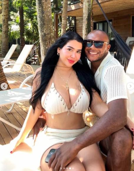Jugador extranjero de la Liga Nacional se fue de vacaciones a Roatán y su novia deslumbró en la playa