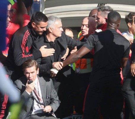 ¡Se calentó! Las imágenes de la pelea de Mourinho con el asistente del Chelsea