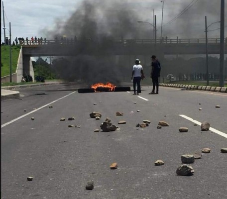 Honduras: Bombas lacrimógenas, piedras y llantas quemadas en las protestas&nbsp;&nbsp;