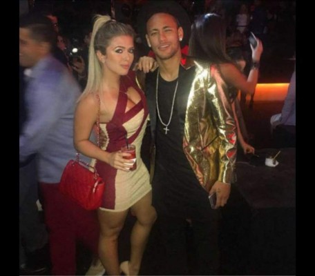 Neymar se pasa a lo grande la fiesta de 20 años de su hermana Rafaella