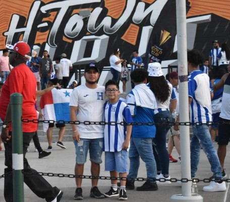 Honduras está bien arropado ante Panamá; la afición y belleza hondureña presente en el BBVA Compass de Houston