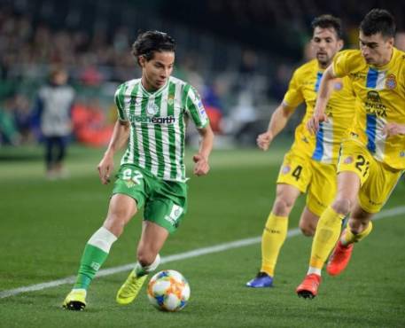 Real Betis' Mexican midfielder Diego Lainez (L) vies with Espanyol's Spanish midfielder Marc Roca (R) during the Spanish Copa del Rey (King's Cup) quarter-final second leg football match between Real Betis and RCD Espanyol at the Benito Villamarin stadium in Sevilla on January 30, 2019. (Photo by CRISTINA QUICLER / AFP)