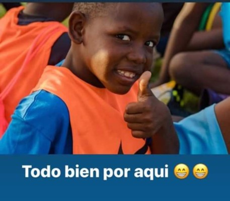 Alberth Elis sorprende a niños de Tela y les regala implementos deportivos