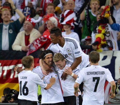 Alemania avanzó a paso firme, con festival de goles 4-2 a Grecia