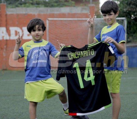 Niño hondureño exhibió regalo de Chicharito con sus compañeritos