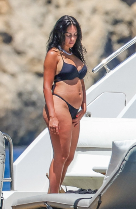 Así fueron captados Cristiano Ronaldo y Georgina Rodríguez en sus vacaciones: ‘‘No podían quitarse las manos de encima’’