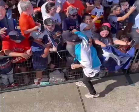 Mauricio Dubón causó furor cuando se bajó del autobús de caravana para abrazar a unos compatriotas.