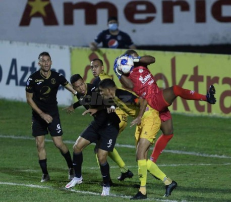 No lo viste en TV: La 'barbie' que apoyó a Real España, el duro lamento de Klusener y así captaron al Bolillo Gómez