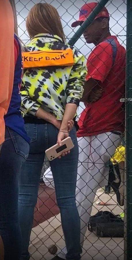 Incómodo momento: Shakira y Piqué estuvieron en un partido de béisbol de su hijo y así fueron captados