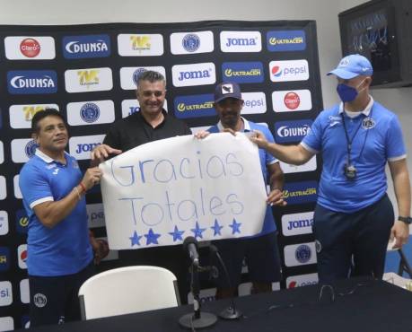 Entre lágrimas, desde el banco y una cariñosa despedida: así vivió Diego Vázquez su último juego con Motagua