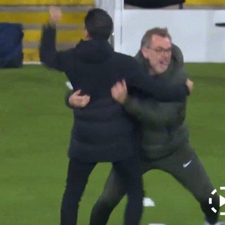 La eufórica celebración del Barcelona y Xavi por volver a cuartos de la Champions y el corte que sufrió Ronald Araújo