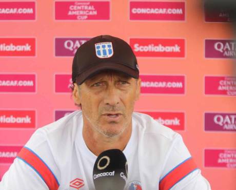 Pedro Troglio en conferencia de prensa este lunes previo a enfrentar al Xelajú. FOTO: Alex Pérez