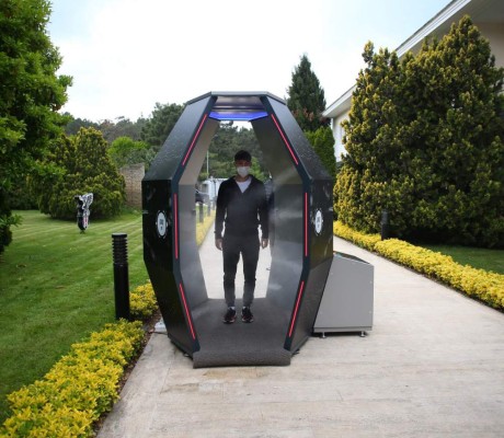 Besiktas busca frenar el contagio del coronavirus con moderna cabina de desinfección