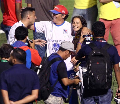 Dos jugadores de otros equipos llegaron a apoyar a Olimpia y el abrazo de Trogio y Vargas