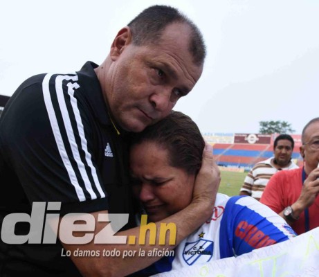 FOTOS: Drama y lágrimas de los aficionados del Victoria tras el último juegos en la Liga