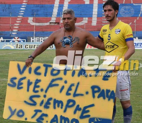 FOTOS: Drama y lágrimas de los aficionados del Victoria tras el último juegos en la Liga