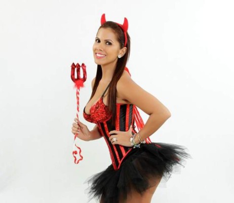 La guapa periodista tica que ha confesado ser fanática del Saprissa