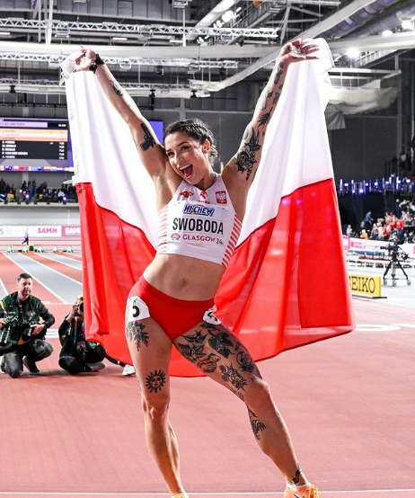 París 2024: así es la corredora polaca que se hizo viral por un peculiar saludo y exuberantes tatuajes