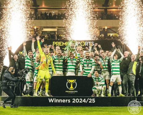 El hondureño Luis Palma celebrando el título de su club en Escocia.