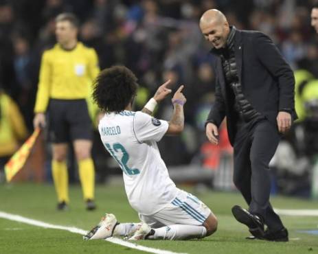 Real Madrid's Brazilian defender Marcelo (L) celebrates a goal with Real Madrid's French coach Zinedine Zidane (R) during the UEFA Champions League round of sixteen first leg football match Real Madrid CF against Paris Saint-Germain (PSG) at the Santiago Bernabeu stadium in Madrid on February 14, 2018. / AFP PHOTO / GABRIEL BOUYS
