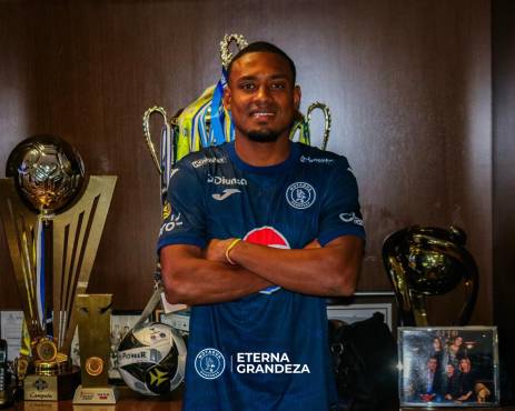 Luis Santamaría fue presentado por Motagua, pero Juticalpa FC asegura que tiene contrato con ellos.