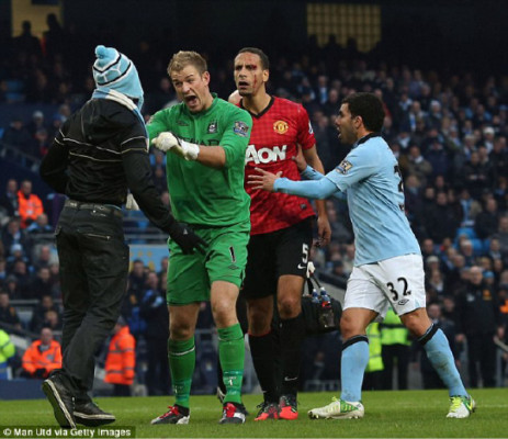 VIDEO: Aficionado del Manchester City causa tremenda herida a Ferdinand