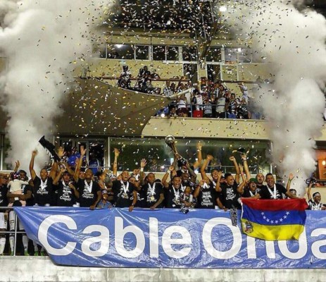 ¡Relajo! Así son las desordenadas premiaciones en Centroamérica