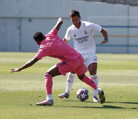 Real Madrid presume su nuevo uniforme en un 'colectivo' y Zidane da pistas de su 11 ante el City