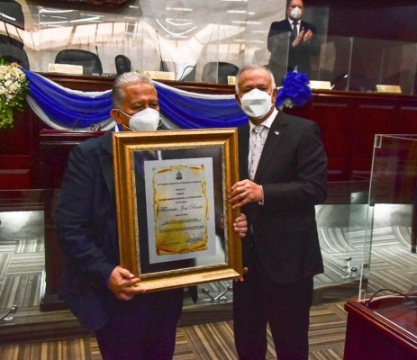 ¡Chelato y DIEZ entre los protagonistas! Así fue la entrega de los Premios Parlamentarios a los periodistas más destacados del 2021&nbsp;&nbsp;