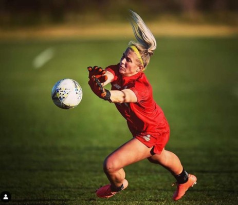 La bella portera del Liverpool sufre un escalofriante corte en la cabeza y muestra su cicatriz