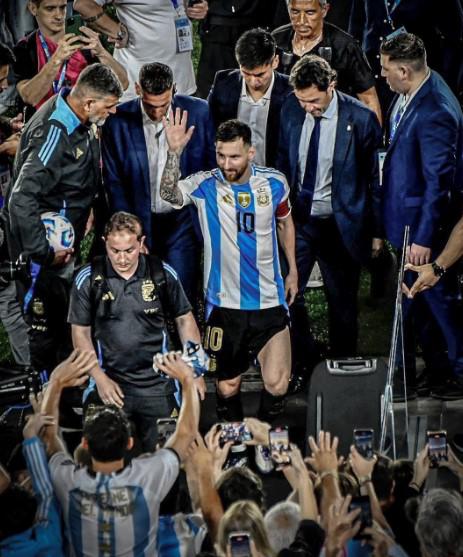 El famoso streamer que logró su foto con Messi y el chico de 20 años que debutó con Argentina y sorprendió a Leo ante Bolivia