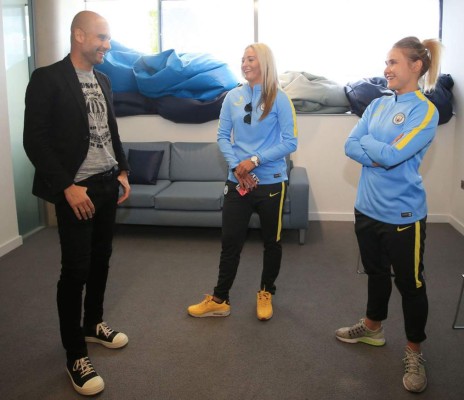Fotos: El primer día de Guardiola en Manchester, llegó en taxi a la presentación