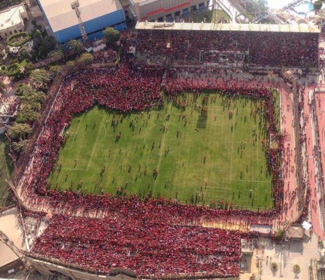 La invasión de cancha más espectacular de la historia del fútbol africano