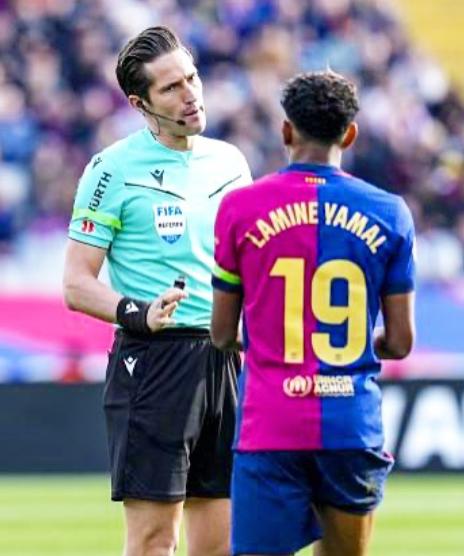 Sigue la polémica: el árbitro que expulsó a Bellingham tiene un mural de Messi con el Barcelona en el jardín de su mansión