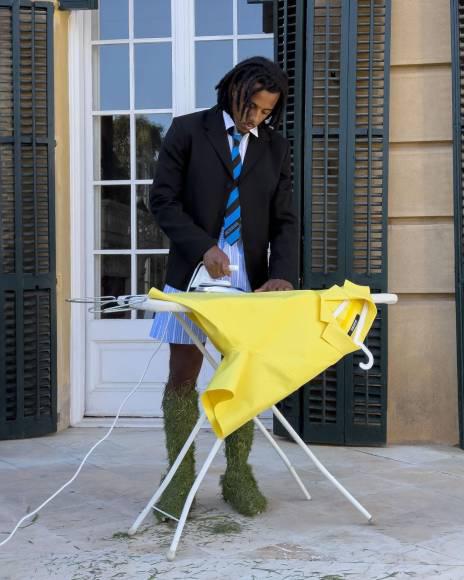 Jules Koundé causa revuelo: así son todos los excéntricos looks del futbolista de Barcelona que siempre está a la moda