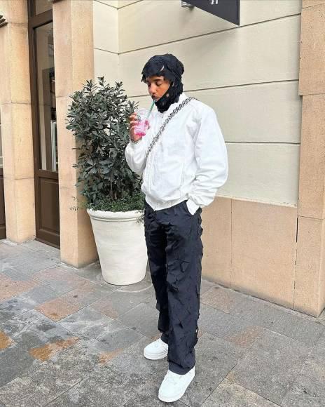 Jules Koundé causa revuelo: así son todos los excéntricos looks del futbolista de Barcelona que siempre está a la moda