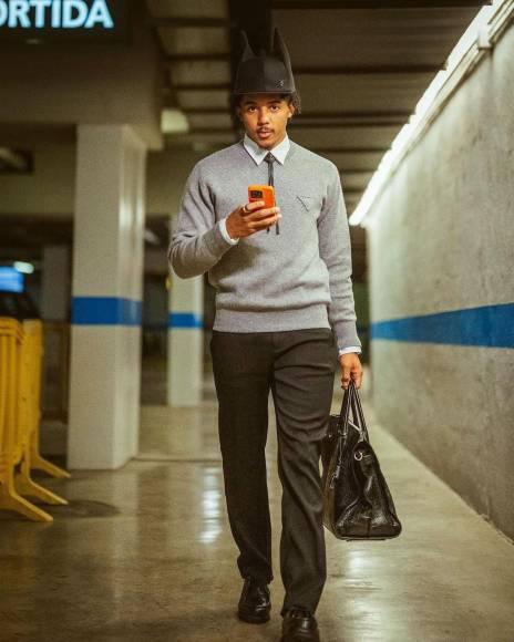 Jules Koundé causa revuelo: así son todos los excéntricos looks del futbolista de Barcelona que siempre está a la moda